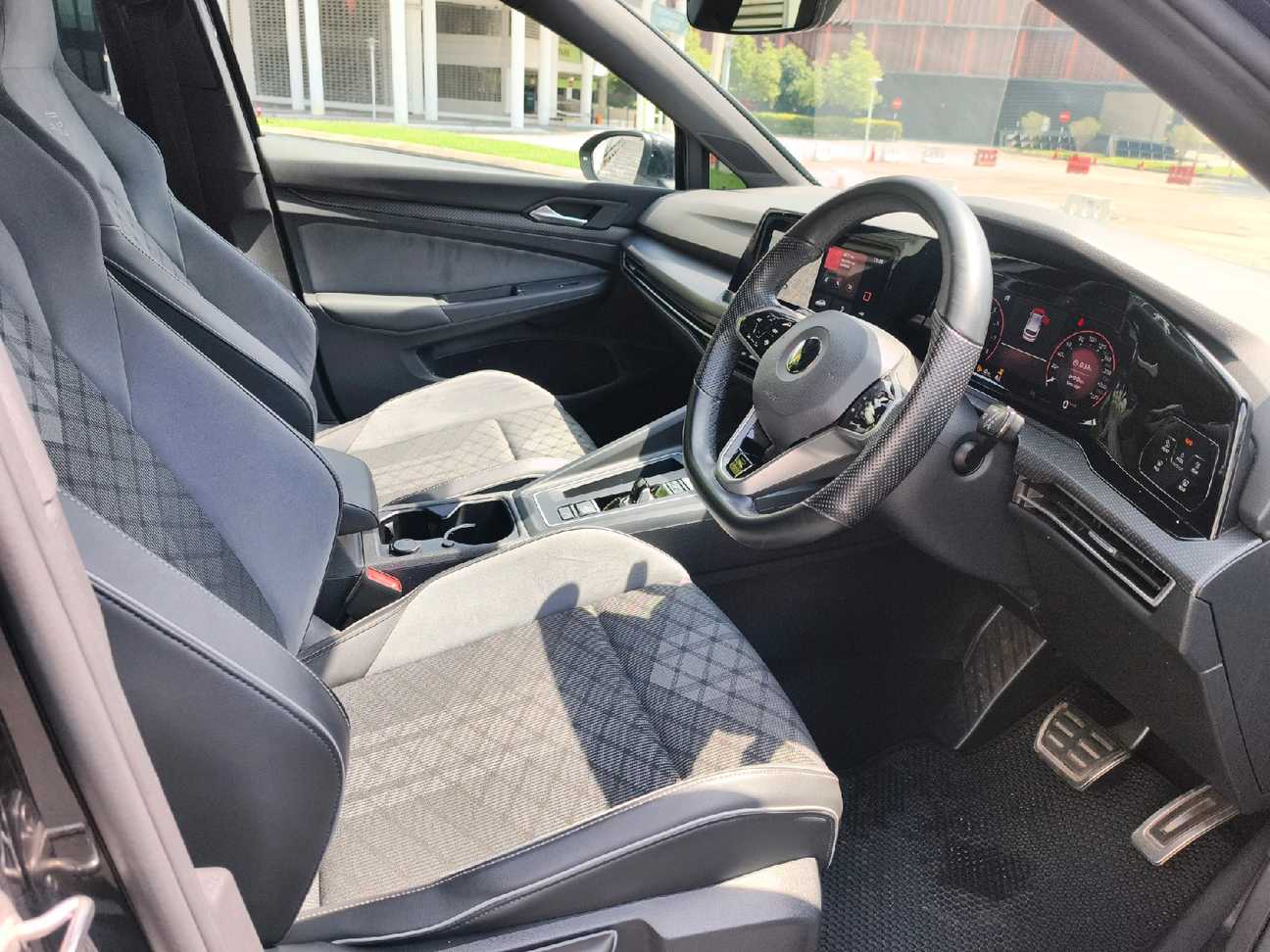 terpakai 2022 Volkswagen Golf TSI R-Line 1.4
