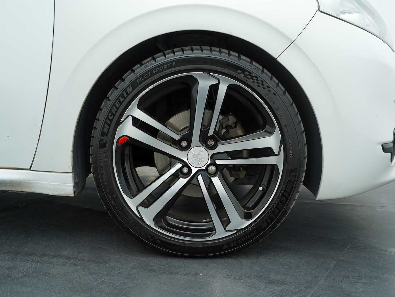 terpakai 2014 Peugeot 208 Allure 3 Door 1.6