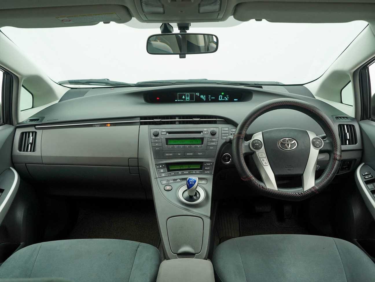 terpakai 2011 Toyota Prius  1.8