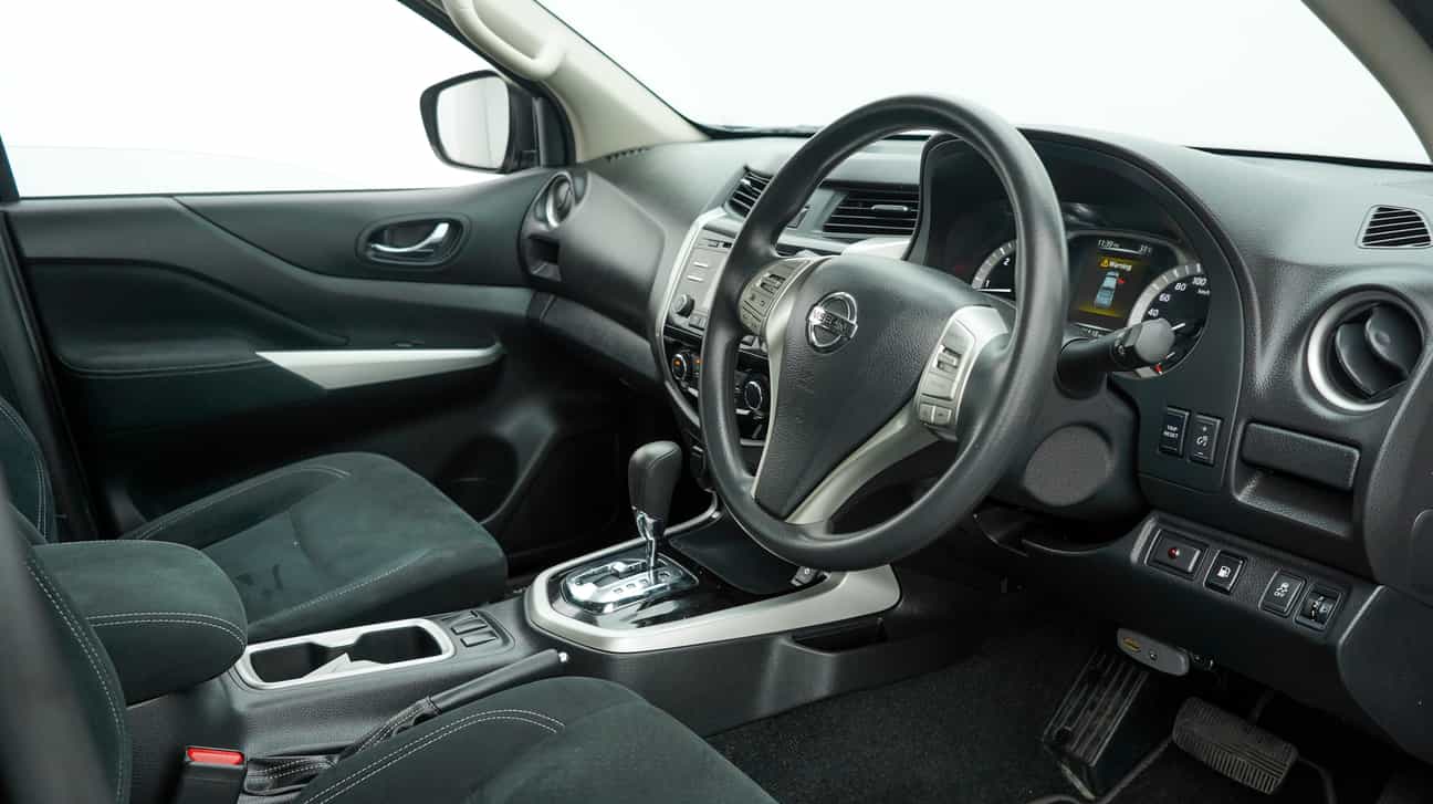 terpakai 2017 Nissan NAVARA NP300 V 2.5