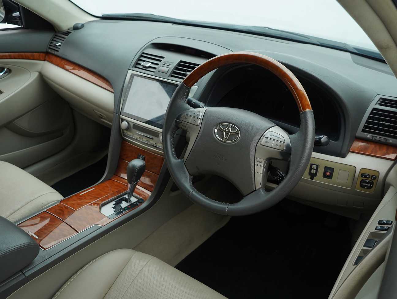 used 2011 Toyota Camry V 2.4