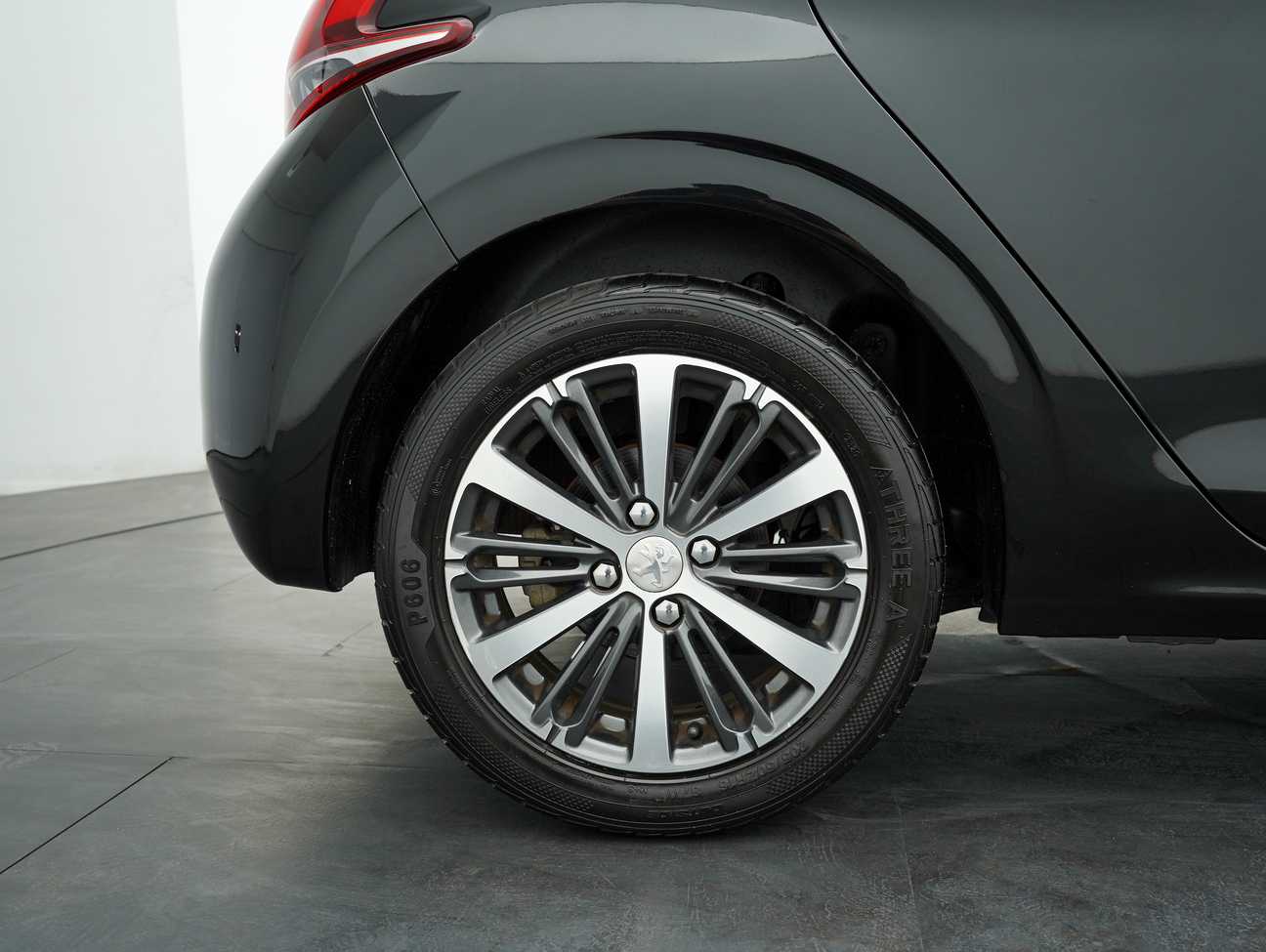 terpakai 2017 Peugeot 208 PureTech 1.2