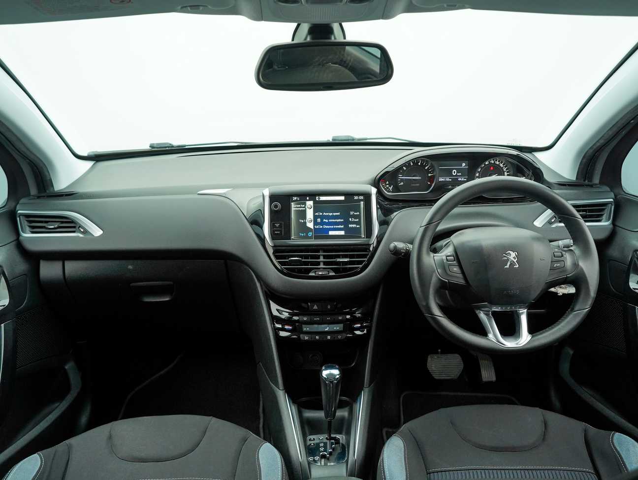 terpakai 2015 Peugeot 208 Allure 3 Door 1.6