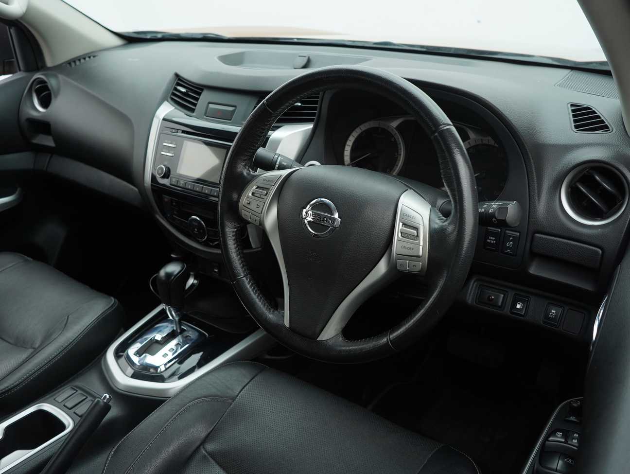 terpakai 2018 Nissan Navara NP300 VL Dual Cab 2.5