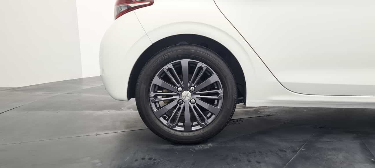 terpakai 2017 Peugeot 208 PURETECH 1.2