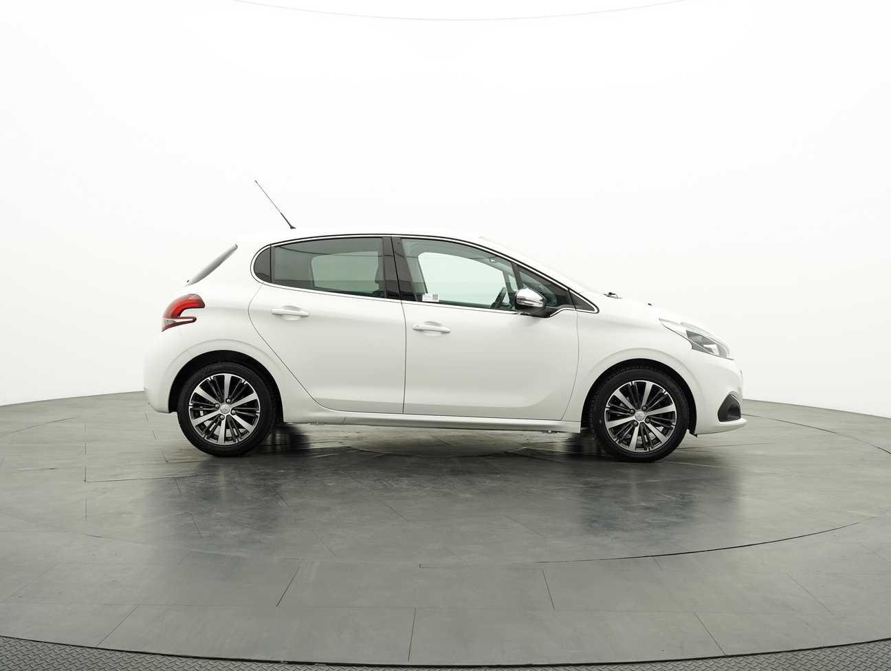 terpakai 2018 Peugeot 208 PureTech 1.2